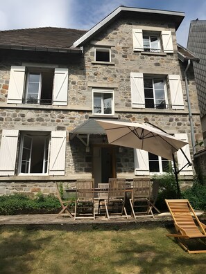 Exterior - Villa 'L'autre Vie Là' with Mountain Views, Private Terrace and Wi-Fi (La Bourboule)