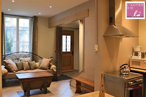 Villa 'L'autre Vie Là' with Mountain Views, Private Terrace and Wi-Fi