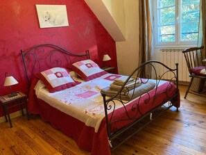 6 bedrooms, iron/ironing board, free WiFi - Villa 'L'autre Vie Là' with Mountain Views, Private Terrace and Wi-Fi (La Bourboule)