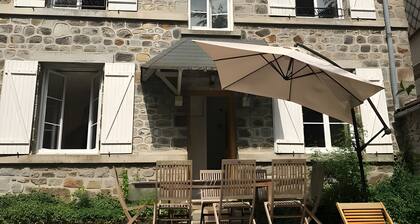 Villa 'L'autre Vie Là' with Mountain Views, Private Terrace and Wi-Fi