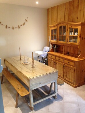 Dining - Villa 'L'autre Vie Là' with Mountain Views, Private Terrace and Wi-Fi (La Bourboule)