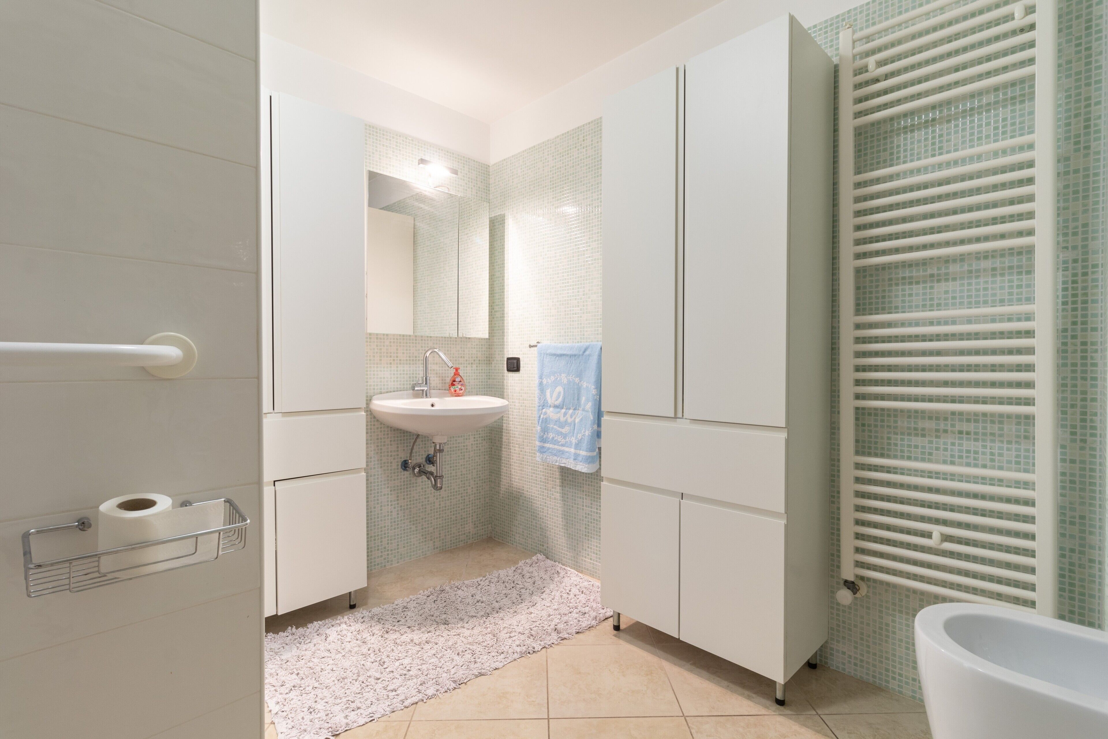 Douche, sèche-cheveux, serviettes fournies