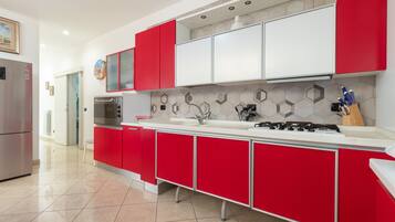 Frigorifero, forno, piano cottura, lavastoviglie