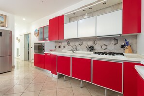 Fridge, oven, stovetop, dishwasher