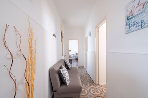 Interior - Holiday Home 'Villa Heart Island Sea View' with Sea View, Wi-Fi and Air Conditioning (Torre Squillace)