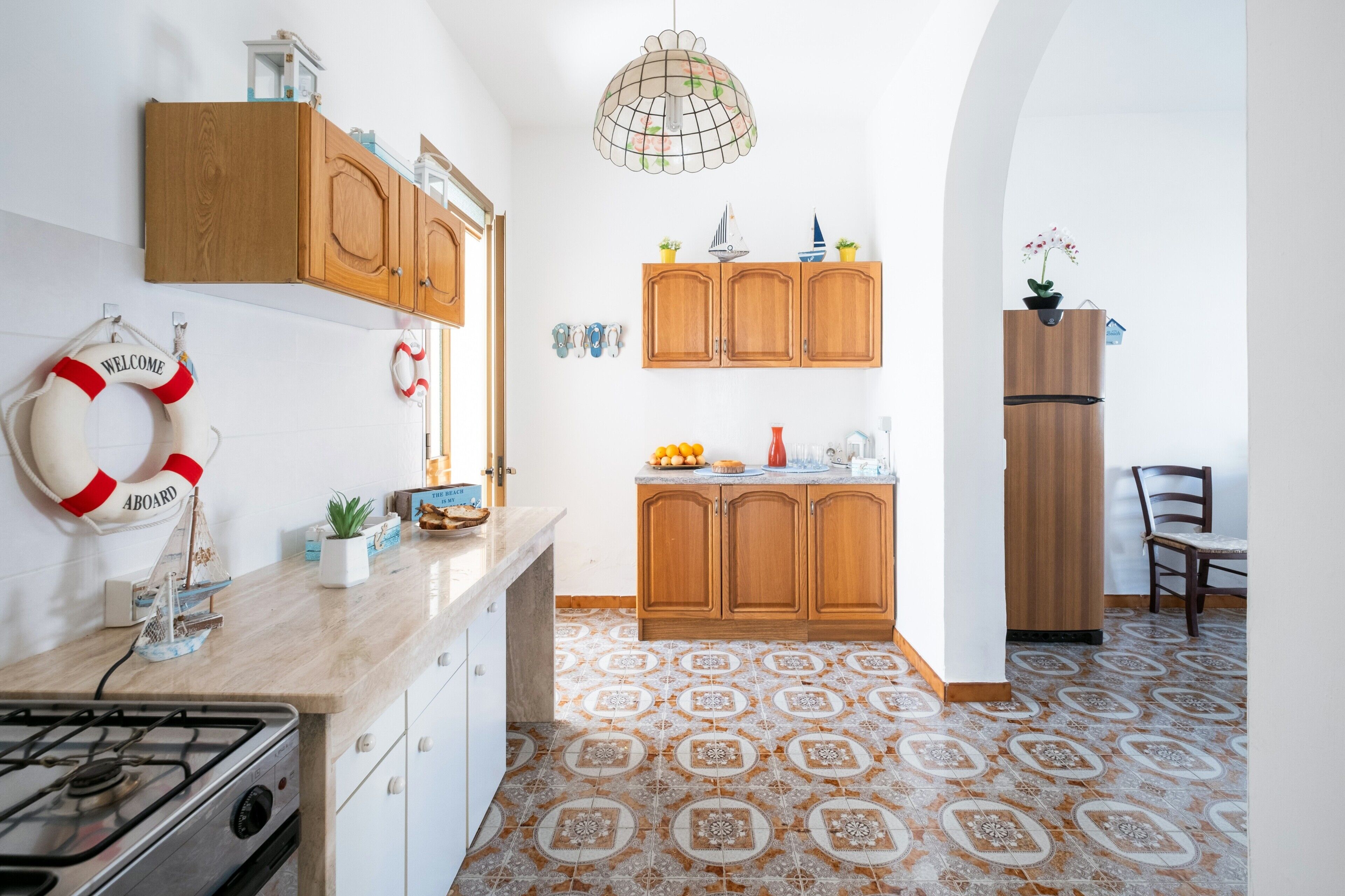 Fridge, oven, stovetop, coffee/tea maker