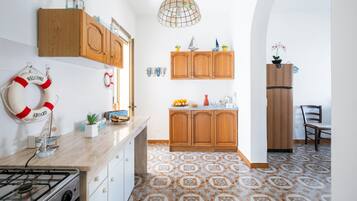 Fridge, oven, stovetop, coffee/tea maker