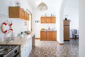 Fridge, oven, stovetop, coffee/tea maker - Holiday Home 'Villa Heart Island Sea View' with Sea View, Wi-Fi and Air Conditioning (Torre Squillace)