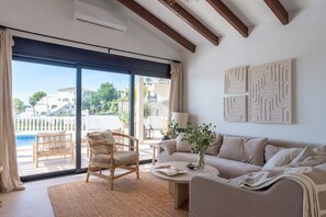 TV - Holiday Home 'Villa with Privat Saltwater Pool' with Sea View, Wi-Fi and Air Conditioning (Benalmádena)