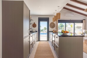 Refrigerador, horno, placa de cocina, lavavajillas