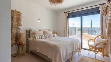 4 bedrooms, iron/ironing board, free WiFi, bed sheets