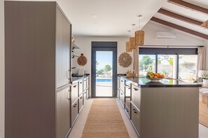 Fridge, oven, stovetop, dishwasher - Holiday Home 'Villa with Privat Saltwater Pool' with Sea View, Wi-Fi and Air Conditioning (Benalmádena)