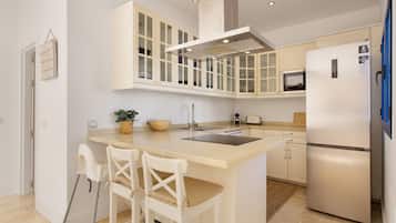 Jääkaappi, mikroaaltouuni, uuni, liesi