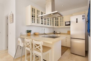 Fridge, microwave, oven, stovetop - Vacation Villa 'Ole Bahiazul – Private Pool' with Sea Views, Wi-Fi & Air Conditioning (Corralejo)