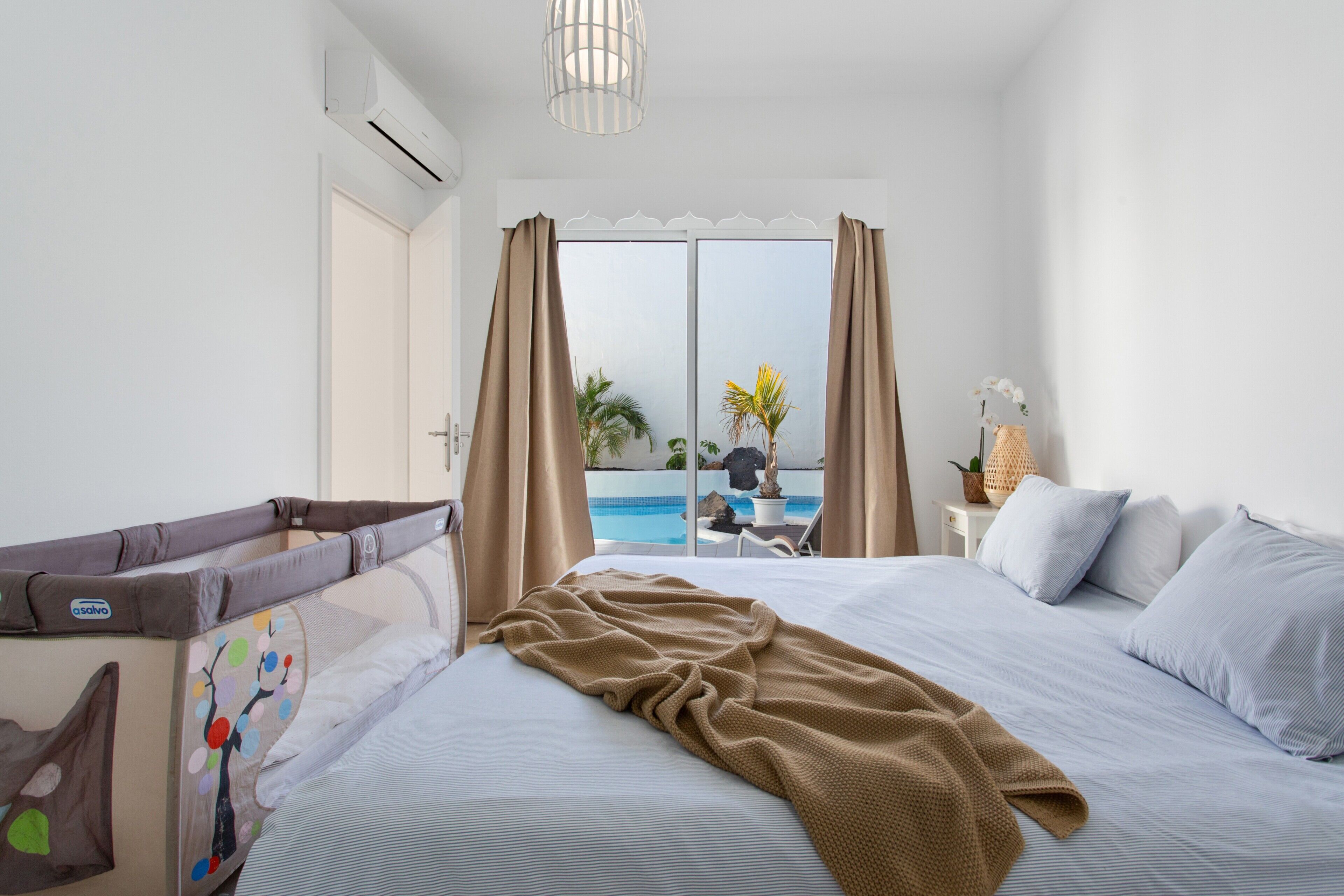 3 slaapkamers, een strijkplank/strijkijzer, gratis wifi, beddengoed