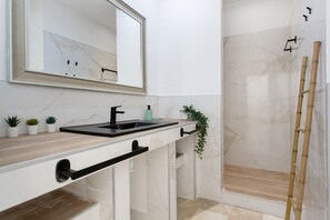 Dusche, Haartrockner, Handtücher