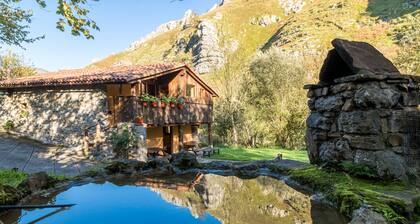 Country House 'La Hirriria' with Mountain View, Private Terrace and Private Garden