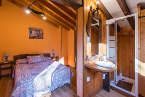 4 bedrooms, iron/ironing board, bed sheets