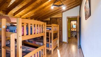 4 bedrooms, iron/ironing board, bed sheets