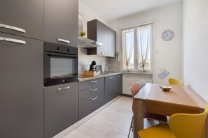 Fridge, microwave, oven, stovetop - Suite Ponte Vecchio Holiday Home with Wi-Fi and Air Conditioning (Pavia)