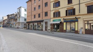 A street with buildings, including a shop with a sign that reads 'COMPRO ORO.'