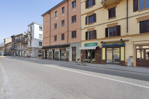 Exterior - Suite Ponte Vecchio Holiday Home with Wi-Fi and Air Conditioning (Pavia)