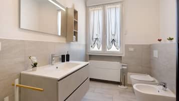 Douche, sèche-cheveux, serviettes fournies