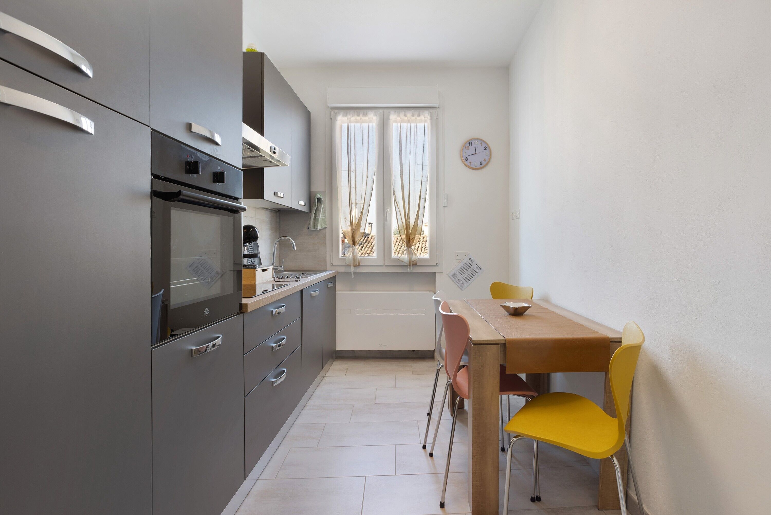 Kylskåp, mikrovågsugn, ugn och spishäll