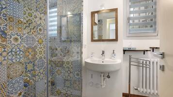 Douche, sĂšche-cheveux, serviettes fournies