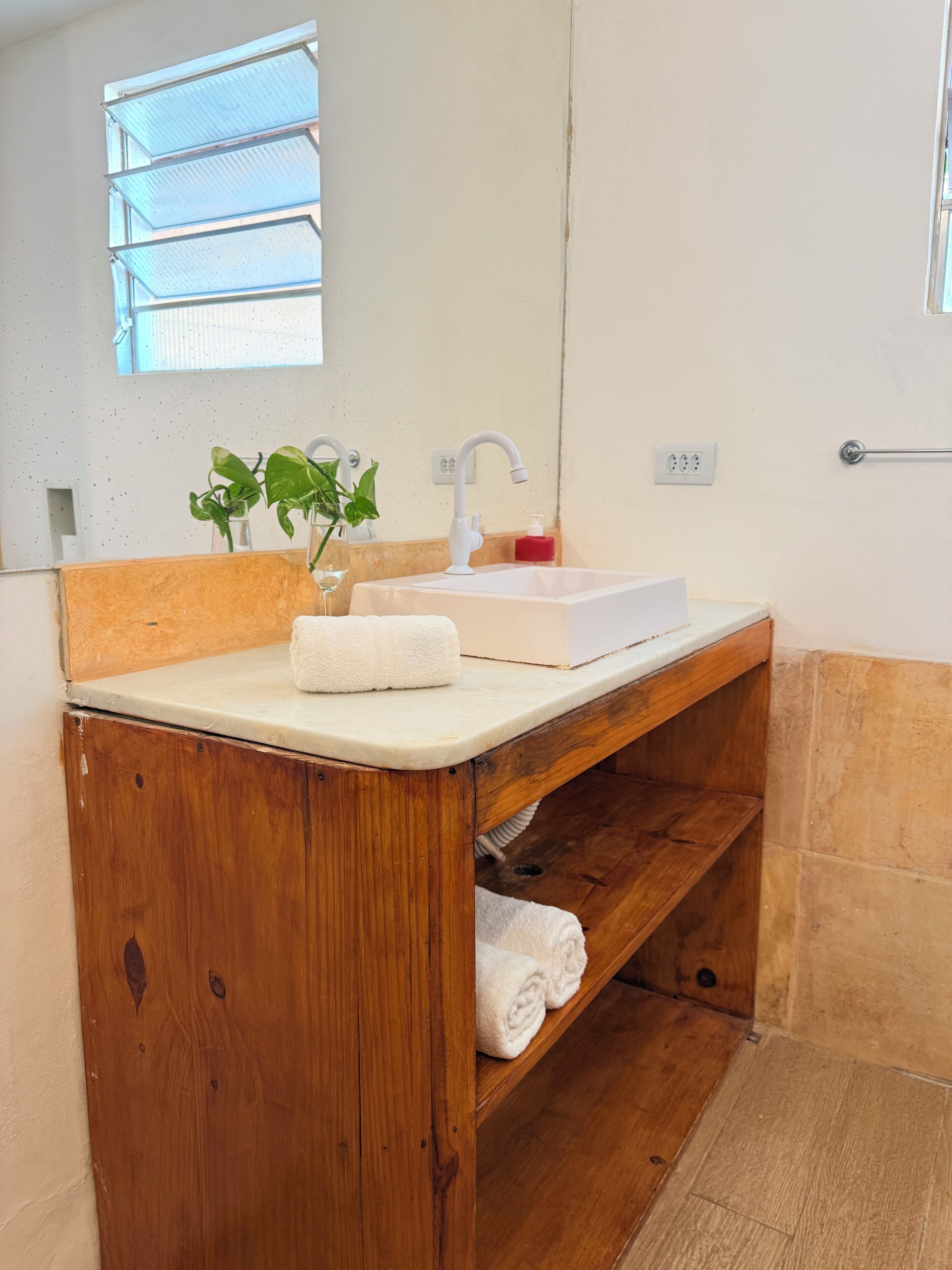 Quarto casal básico, sacada, vista para o jardim | Banheiro