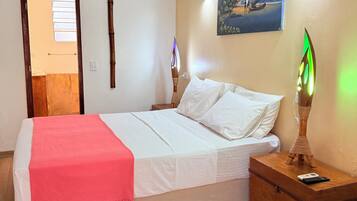 Basic dubbelrum - balkong - utsikt mot trädgården | Gratis wi-fi och sängkläder