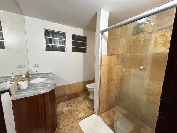 Basic-dobbeltværelse - balkon - udsigt til have | Badeværelse