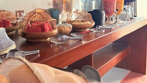 Una vitrina de panadería con diversos productos horneados y salsas.