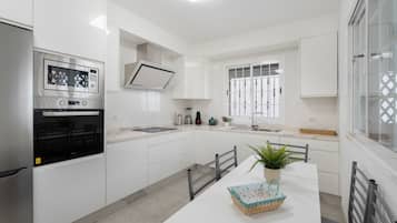 Frigorifero, microonde, forno, piano cottura