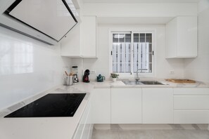 Geladeira, micro-ondas, fogão, cooktop