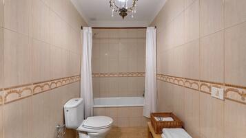 Regadera, secadora de cabello, toallas