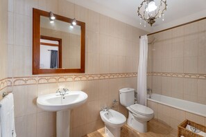 Douche, sèche-cheveux, serviettes fournies