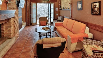 TV, fireplace