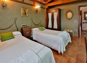 5 bedrooms, iron/ironing board, free WiFi, bed sheets