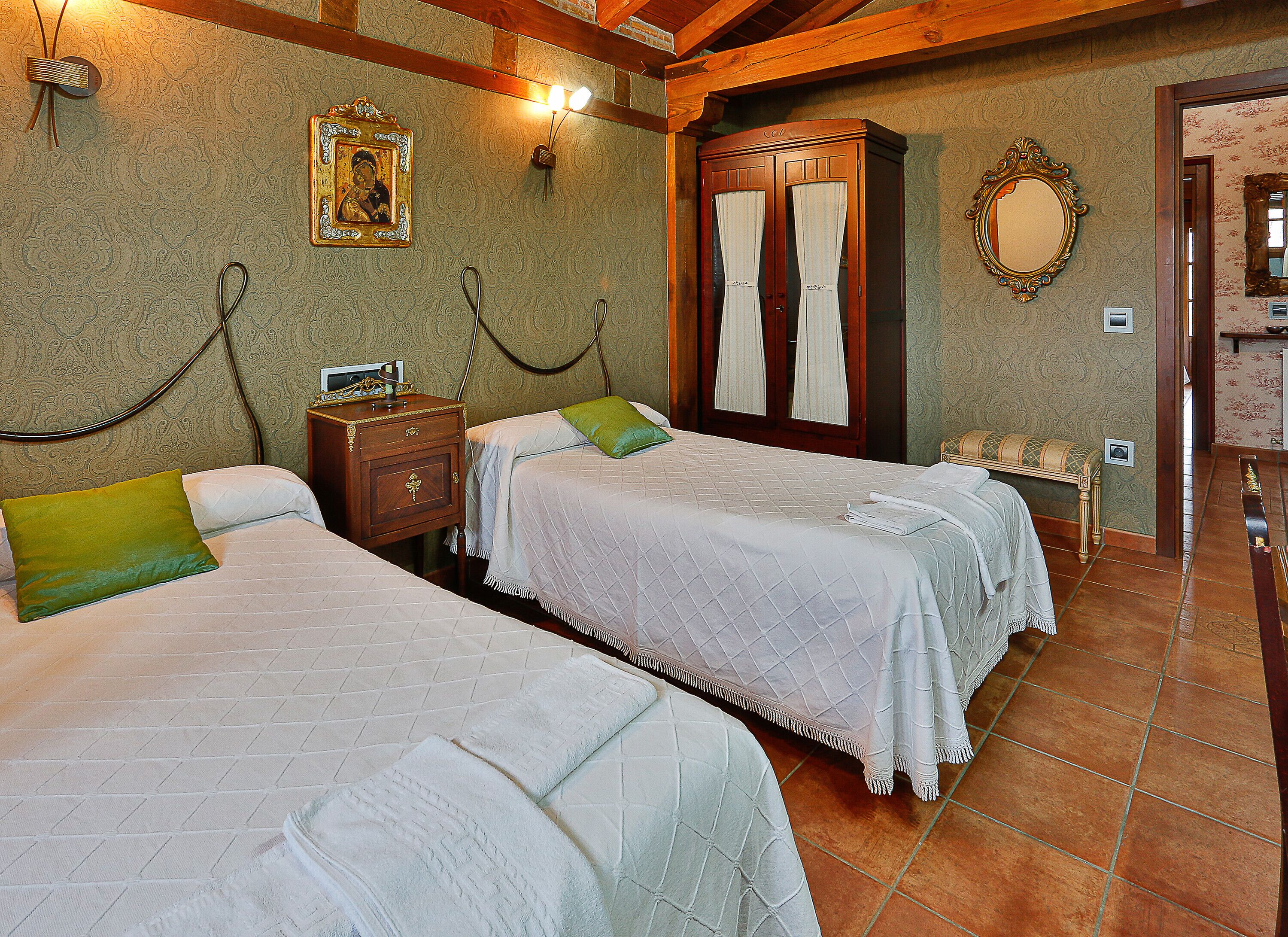 5 dormitoris, planxa i posts de planxar, wifi gratuïta i roba de llit 