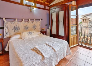 5 bedrooms, iron/ironing board, free WiFi, bed sheets