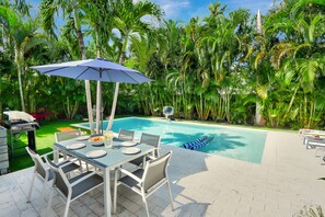 A heated pool - Zen Den: Wilton Manors, Htd Pool, Work Friendly, BBQ,Near Beach (Fort Lauderdale)