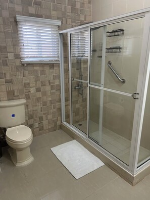 Ducha, bañera de hidromasaje, toallas y jabón