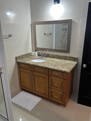 Regadera, tina de hidromasaje, toallas, jabón