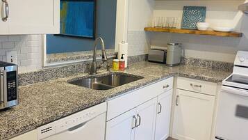 雪櫃、微波爐、焗爐、爐具