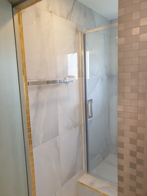 Douche, séchoir à cheveux, papier de toilette