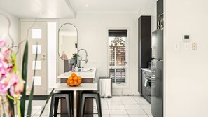 Micro-ondes, plaque de cuisson, lave-vaisselle