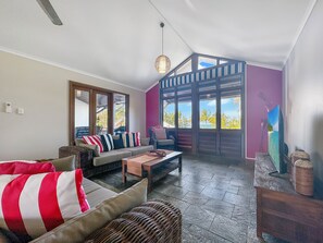 TV - Wongalinga Beachfront Apt 5 (Wongaling Beach)