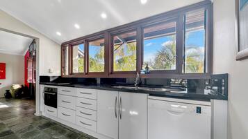 Micro-ondes, four, plaque de cuisson, lave-vaisselle