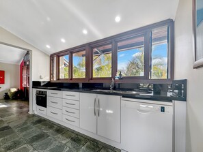 Microwave, oven, stovetop, dishwasher - Wongalinga Beachfront Apt 5 (Wongaling Beach)